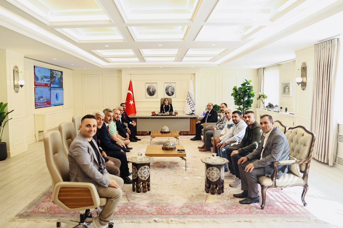 GAZİANTEP BÜYÜKŞEHİR BELEDİYE BAŞKANI FATMA ŞAHİN HANIMEFENDİYİ MAKAMINDA ZİYARET ETTİK.GÜZEL SOHBETLERİNDEN ÖTÜRÜ,GÖSTERMİŞ OLDUKLARI İLGİ VE ALAKALARINDAN DOLAYI DEĞERLİ BAŞKANIMIZA ÇOK TEŞEKKÜR EDERİZ..