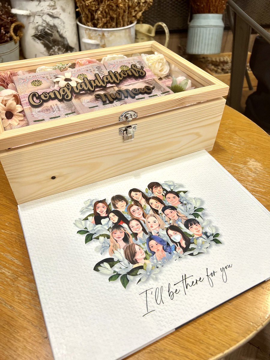 MummyThanya's tweet photo. ✨🎓Congratulations! NuNew
 เนื่องในโอกาสที่นุนิวเรียนจบ หม่ามี๊ เจ่เจ๊ และอาเฮีย รวม 16 คน ได้ร่วมกันหยอดกระปุกทีละเล็กทีละน้อย จนได้เป็นเงินขวัญถุงก้อนเล็กๆ✨ยอดรวม 700,000 บาท 💵💰

พร้อมกับสมุดคำอวยพร💌📔 ให้หนูน้าาา ยินดีกับความสำเร็จของหนูด้วย @CwrNew 

นุนิวเก่งมาก เก่งที่สุด ภูมิใจ✨♥️

@MummyThanya  @nunanunew @MapleLandNN @noo_zaaa  @juthaporn16  @Phamhaiiiii @j_niorza @BubbleNunew    @MinnKemika  @mbiunat @yokbttt @piyamaphorn @loveisnunu  @nutty_07  @nbelle1991  @SaguaroBlossoms 

#NuNew #NanaNu  
#วันนี้แม่ๆซื้ออะไรให้นุนิว
#ReadyforNuNewGraduation
#นุนิวเกียรตินิยมอันดับหนึ่ง
#NuNewGraduationDay