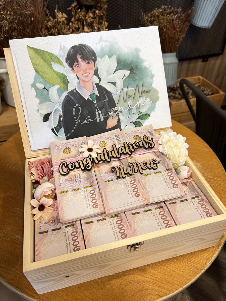 MummyThanya's tweet photo. ✨🎓Congratulations! NuNew
 เนื่องในโอกาสที่นุนิวเรียนจบ หม่ามี๊ เจ่เจ๊ และอาเฮีย รวม 16 คน ได้ร่วมกันหยอดกระปุกทีละเล็กทีละน้อย จนได้เป็นเงินขวัญถุงก้อนเล็กๆ✨ยอดรวม 700,000 บาท 💵💰

พร้อมกับสมุดคำอวยพร💌📔 ให้หนูน้าาา ยินดีกับความสำเร็จของหนูด้วย @CwrNew 

นุนิวเก่งมาก เก่งที่สุด ภูมิใจ✨♥️

@MummyThanya  @nunanunew @MapleLandNN @noo_zaaa  @juthaporn16  @Phamhaiiiii @j_niorza @BubbleNunew    @MinnKemika  @mbiunat @yokbttt @piyamaphorn @loveisnunu  @nutty_07  @nbelle1991  @SaguaroBlossoms 

#NuNew #NanaNu  
#วันนี้แม่ๆซื้ออะไรให้นุนิว
#ReadyforNuNewGraduation
#นุนิวเกียรตินิยมอันดับหนึ่ง
#NuNewGraduationDay