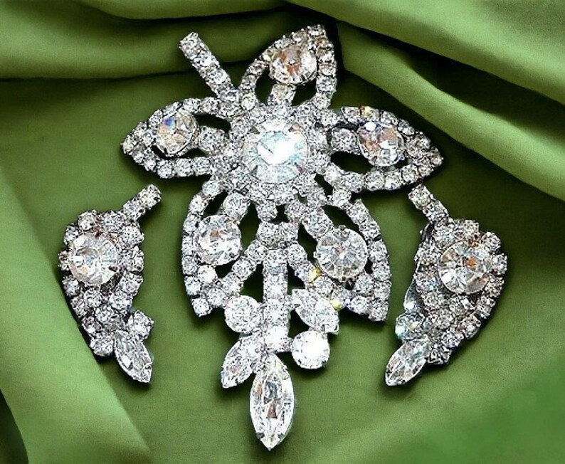 Flower Leaves Rhinestone Brooch-Earring Set, Clear Floral Motif, Silver Plate Vintage etsy.me/3ZVedSE #rhinestoneset #brooch #earrings #rhinestones #clear #rhodium #plated #vintage #unsigned #Kramer #Weiss #floral #demiParure #sparkling #wedding #bridal #set