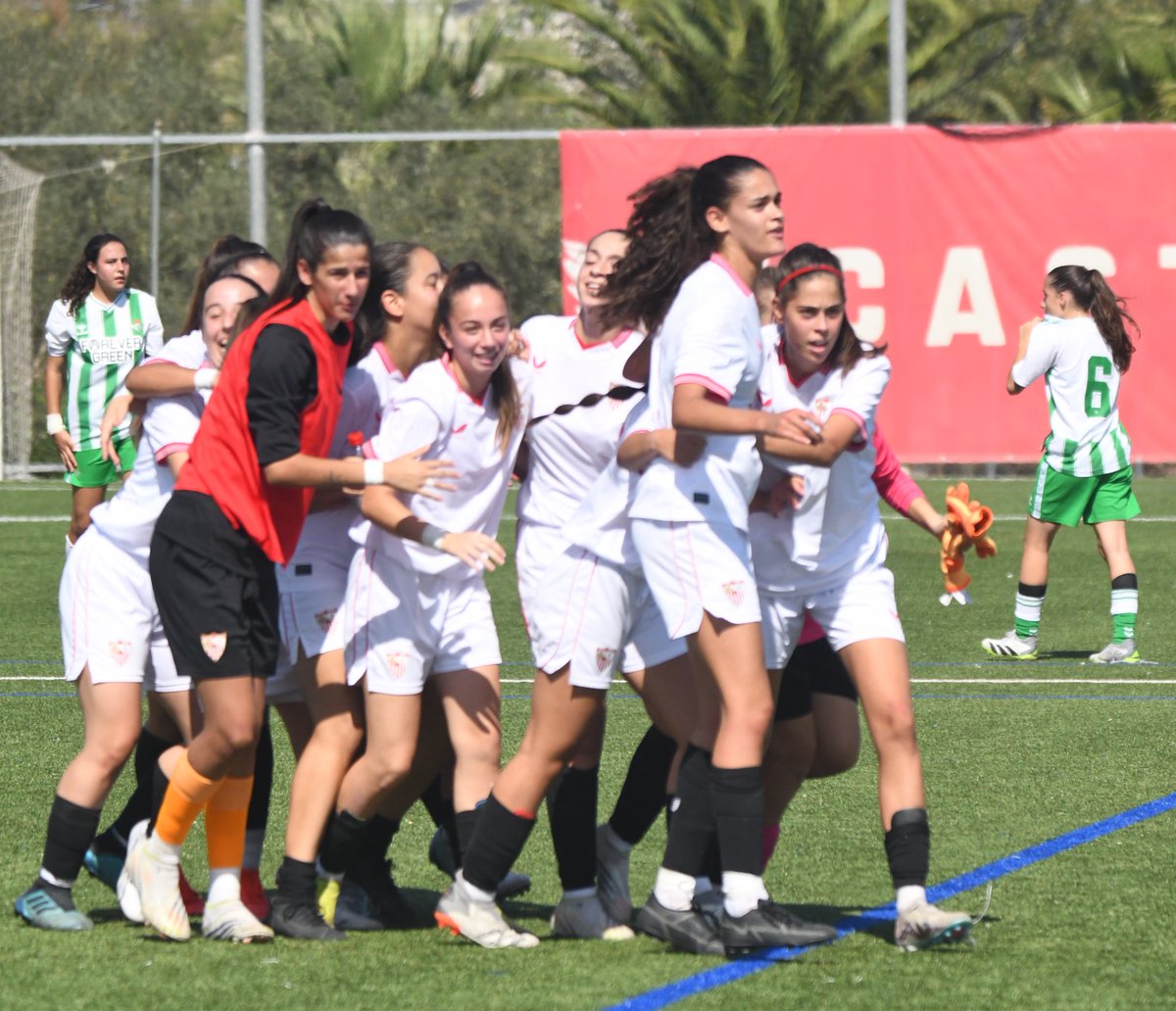 CANTERA | El derbi de la 2ª Andaluza Femenina Senior se tiñe de color blanquirrojo. 😍👏🏻 ¡Gran triunfo para las de @ManuelBuzonB en casa! 🔝 #SevillaFCFem Juvenil ⚪️🔴 1-0 Real Betis. ⚽️ Nazaret. 💪🏻 #CanteraSevillaFC