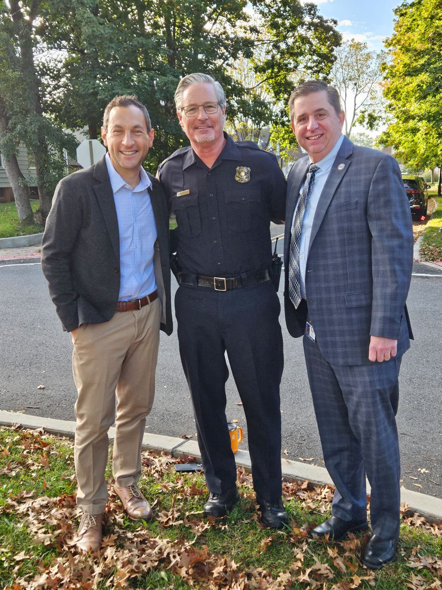 MSD_Caputo's tweet photo. Thanks to Mayor Busch and Chief Flaherty for supporting our walking school bus on Wednesday. Great job, Mrs Kirschner. https://t.co/P1JX6NpFVC