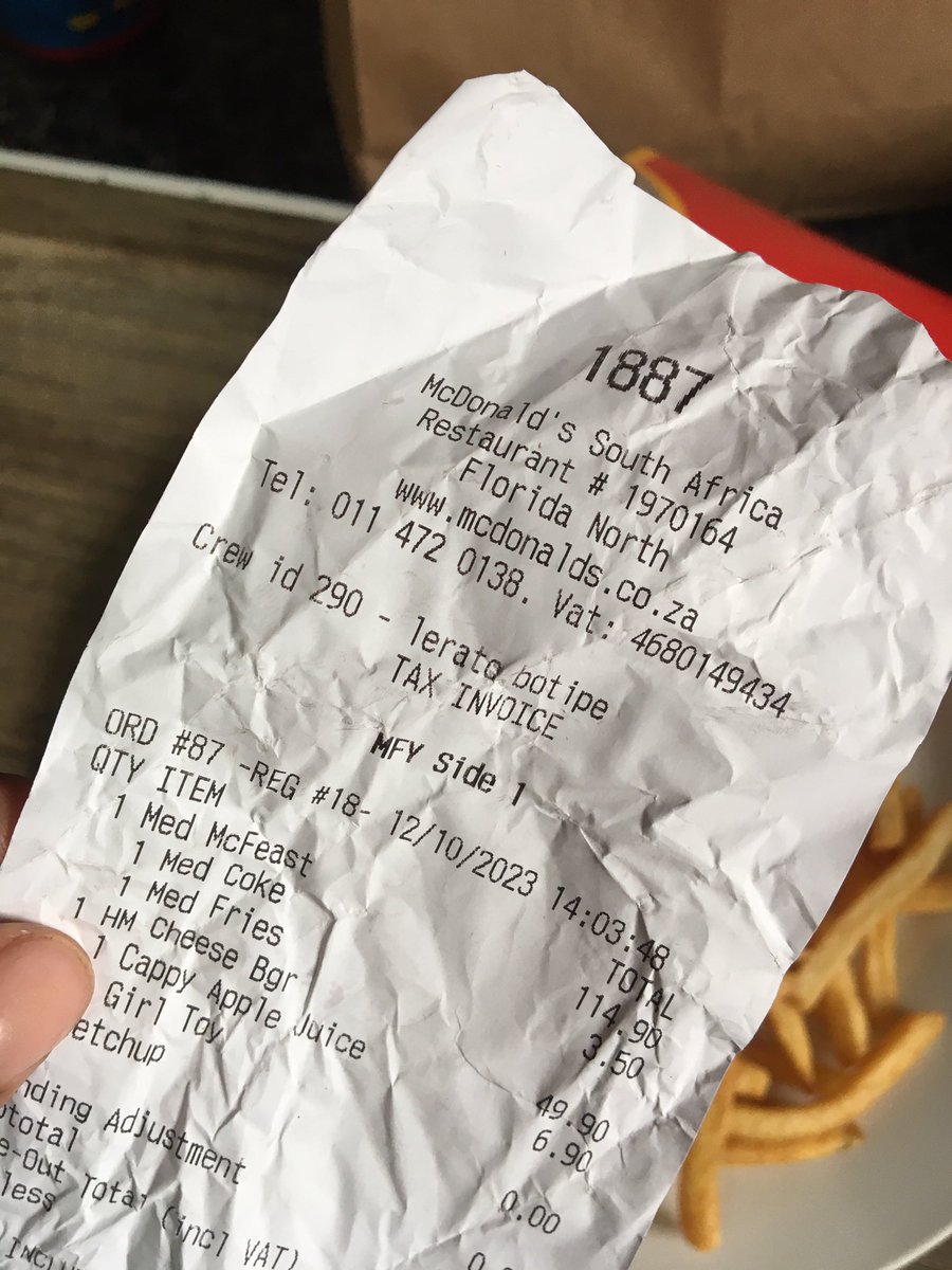 Bathobile__M's tweet photo. @McDonalds I am not happy. This is the second time I’m buying this week at McDonalds Florida North, Roodepoort. I’ve been getting burnt fries😡. What is this really https://t.co/XnE3cxrqu2