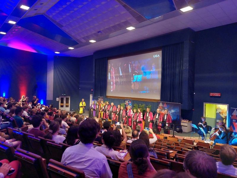 Fondation UGA (@fond_uga) on Twitter photo La fondation UGA est en direct de la cérémonie de remise du titre et des insignes de Docteur Honoris Causa de l'<a href="/UGrenobleAlpes/">Université Grenoble Alpes</a> 👩🎓
Un moment fort pour ces femmes et hommes scientifiques du monde entier qui reçoivent la plus haute distinction académique. La fondation UGA est en direct de la cérémonie de remise du titre et des insignes de Docteur Honoris Causa de l'<a href="/UGrenobleAlpes/">Université Grenoble Alpes</a> 👩🎓
Un moment fort pour ces femmes et hommes scientifiques du monde entier qui reçoivent la plus haute distinction académique.