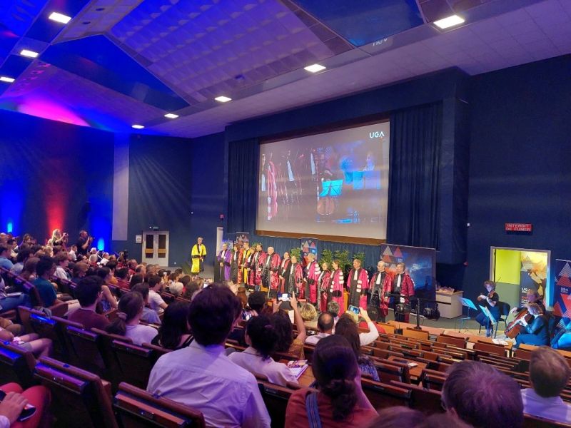 La fondation UGA est en direct de la cérémonie de remise du titre et des insignes de Docteur Honoris Causa de l'@UGrenobleAlpes 👩‍🎓 Un moment fort pour ces femmes et hommes scientifiques du monde entier qui reçoivent la plus haute distinction académique.