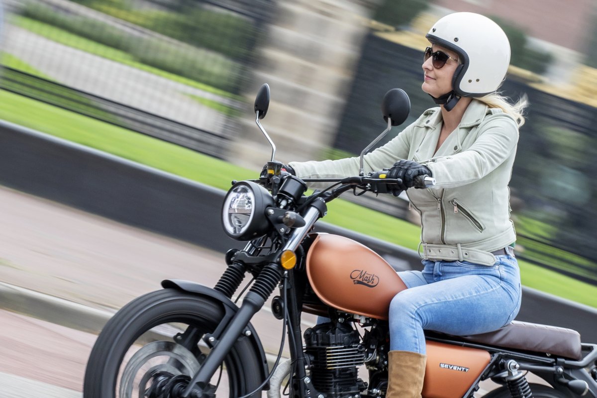 Op initiatief van CDA'er, automotive fotograaf en motorrijder Pien Meppelink pleit de partij voor de mogelijkheid om met je B-rijbewijs ook een A1-motorfiets te mogen besturen. De MAG is voor, zoals bekend!