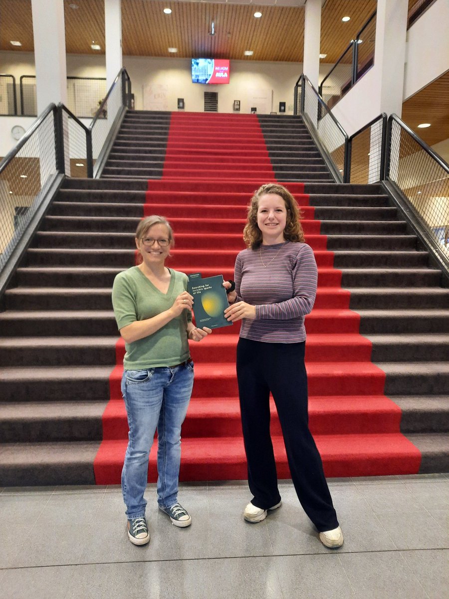 <a href="/msmjetten/">Mike Jetten🟥</a> <a href="/HeleenOuboter/">Heleen Ouboter</a> @RIBESresearch <a href="/KurthJu1/">Julia Kurth</a> Enjoying the same happy moment today! Congratulations <a href="/HeleenOuboter/">Heleen Ouboter</a> for her finalized PhD thesis "Searching for invisible sparks of life" @RIBESresearch <a href="/radboudscience/">Radboud Faculty of Science</a> Fantastic work on Methanoperedens physiology!