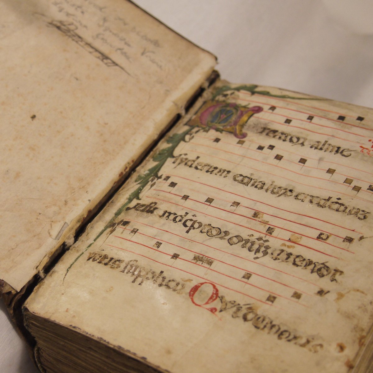 Join us at 3pm on October 27th to celebrate the 15th anniversary of the acquisition of our Noted Hymnal!

Learn More: library.wlu.ca/events/2023-10…

Photo Credit: Jennifer Robertson, Book and Paper Conservation Services