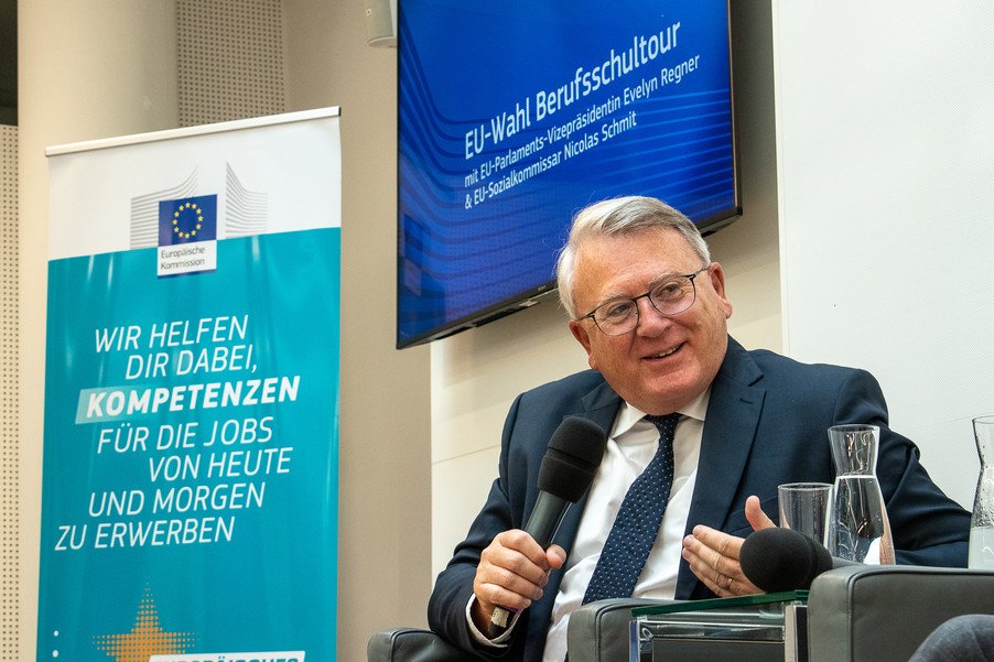 EU-Kommissar <a href="/NicolasSchmitEU/">Nicolas SCHMIT</a> 🇪🇺 ist heute in Wien 🇦🇹🎡.

Mit <a href="/oe1journale/">Ö1 Journale</a> 📻 @junge_brut hat er über leistbares Wohnen 🏙️, Arbeitszeitverkürzung &amp; den Umgang mit Künstlicher Intelligenz gesprochen.

Zum Nachhören👉oe1.orf.at/player/2023101…