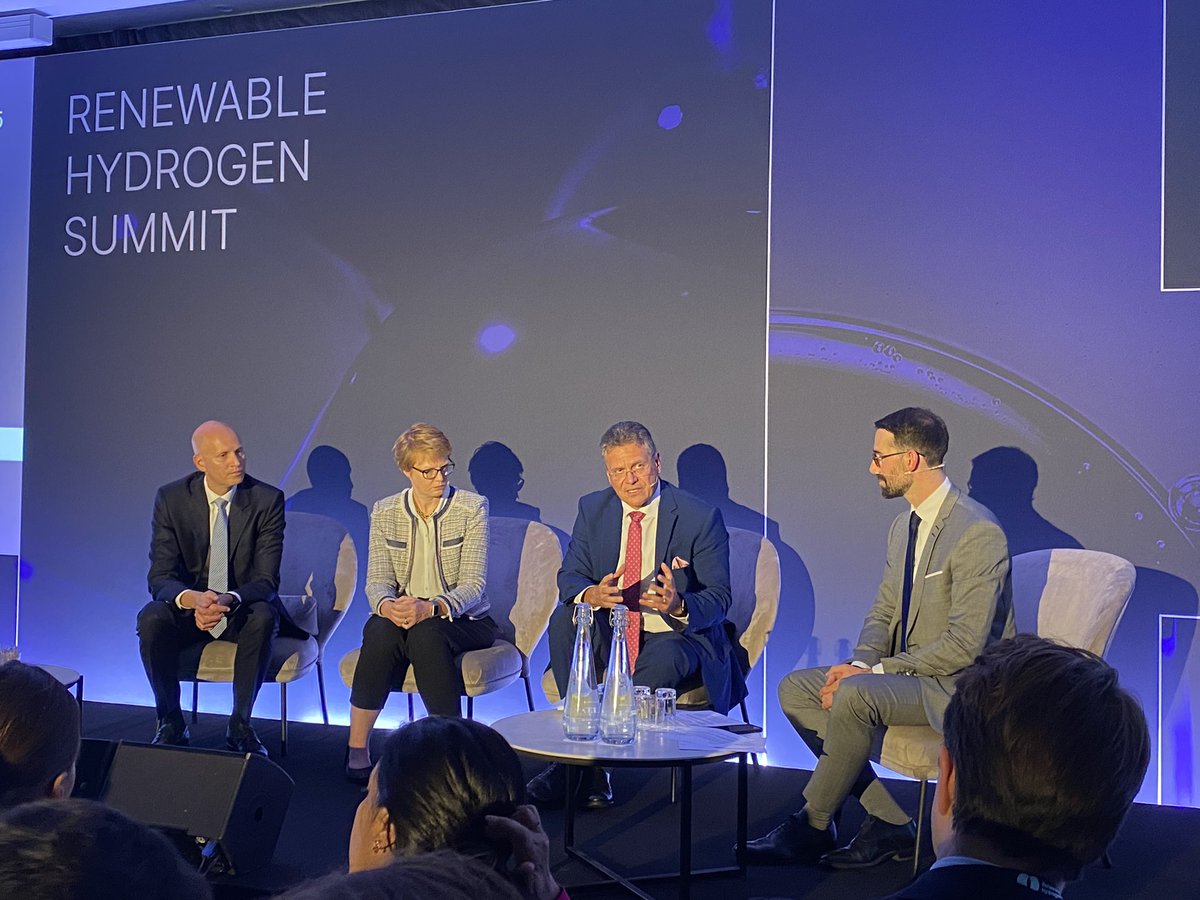 In the keynote at the Renewable Hydrogen Summit #RHS2023 <a href="/MarosSefcovic/">Maroš Šefčovič🇪🇺</a> highlights the need for a level playing field for #renewablehydrogen and for electrolyzer production both from a global perspective but also within EU. <a href="/renewableH2EU/">Renewable Hydrogen Coalition</a> #EUpol