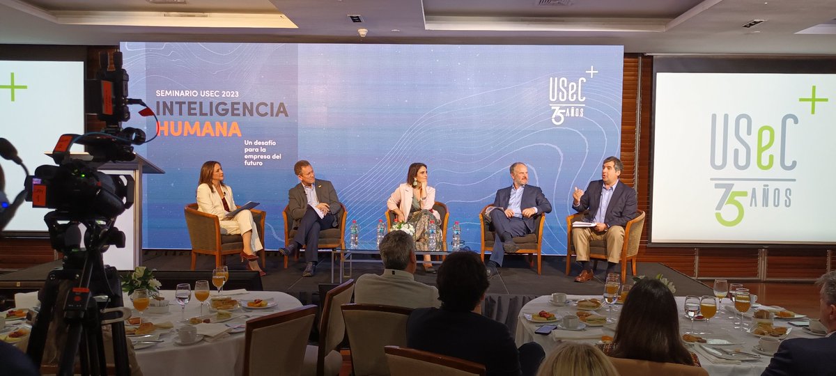 UsecEmpresarios's tweet photo. En estos momentos el presidente de @fpaisdigital Pelayo Covarrubias comenta los avances técnicos de la #InteligenciaArtificial e invita a su uso responsable en el #SeminarioUSEC2023
#InteligenciaHumana https://t.co/mbTU5OlgZz