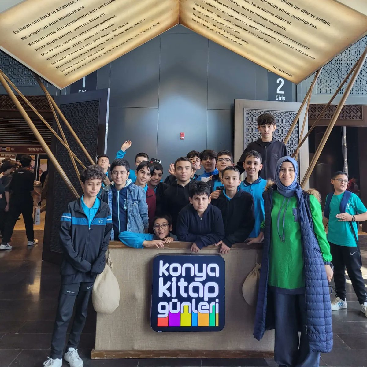 Tabii, bir Twitter gönderisi için size yardımcı olabilirim. İşte bir örnek:

Bugün okulumuz öğrencileriyle birlikte Konya Kitap Günleri'ni ziyaret ettik. 📚📖👩‍🏫👨‍🏫👨‍🎓👩‍🎓 Hem yeni kitaplar keşfettik hem de yazarlarla tanışma fırsatı bulduk #KonyaKitapGünleri #OkulGezisi #KitapAşkı 💙