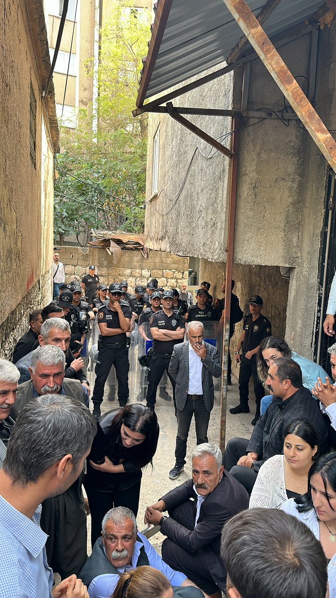 Savaş ve kriz yaratma politikasında fail kendisi olunca toplumsal yapıların, siyasi partilerin açıklamasına engellemeye çalışmak nafiledir. 

Aynı gün,aynı saatte, aynı yasaklama kararı uygulama sürecinde, aynı şehirde başkasının fail olduğu savaşa karşı protesto açıklaması