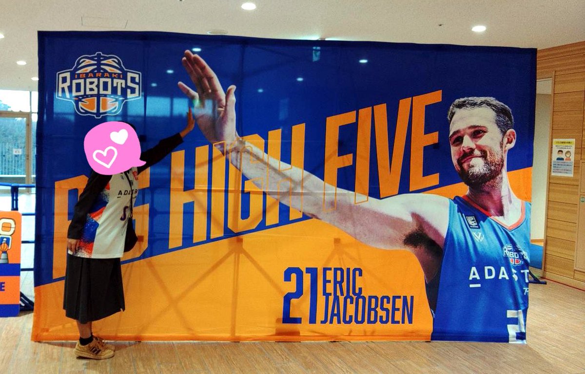 enjolina_k's tweet photo. エリックとハイタッチ載せとくー🤚✨
早く元気になりますように

 #FightWith21
#茨城ロボッツ https://t.co/C95uj9TtSN