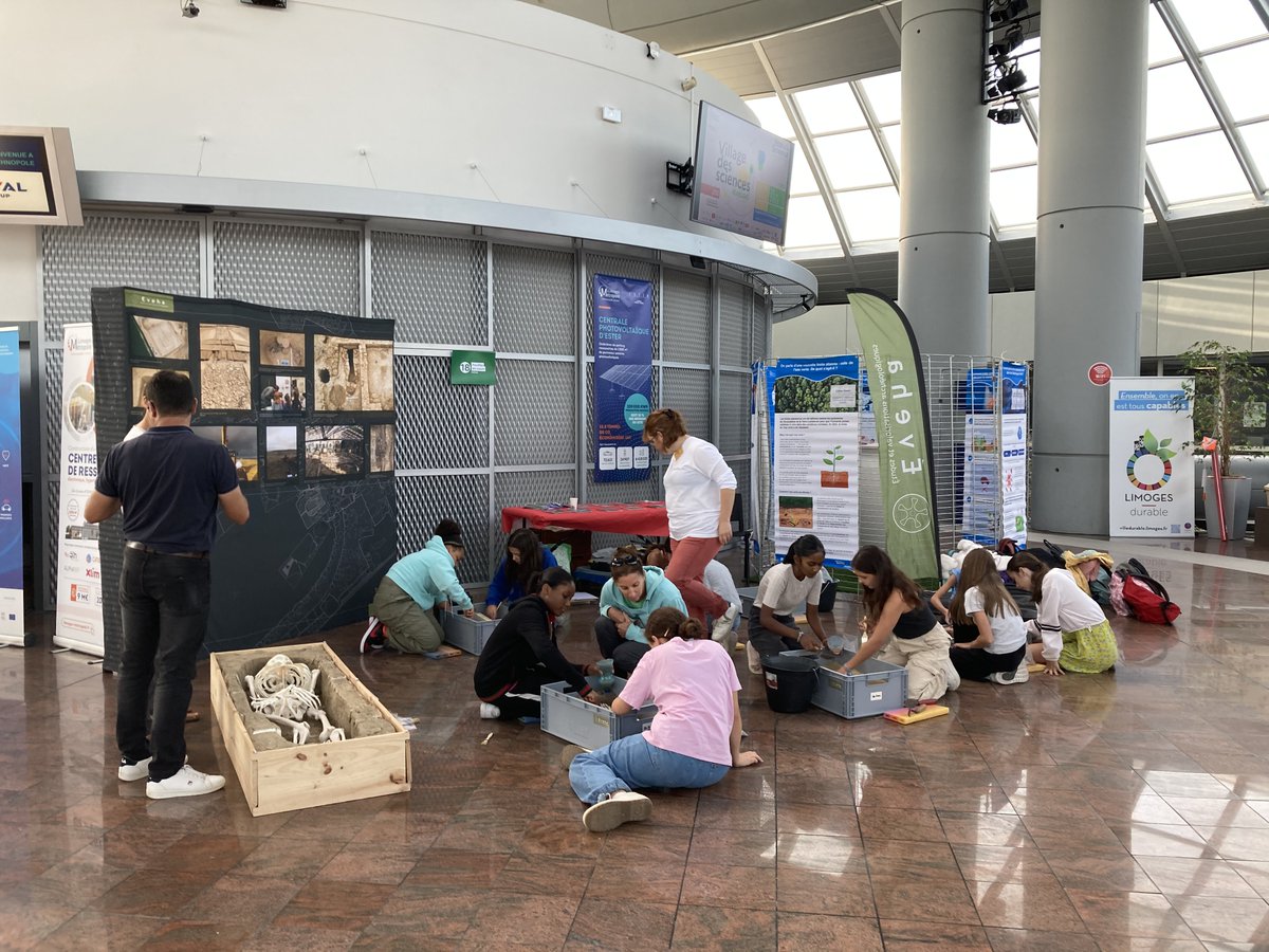 EsterTechnopole's tweet photo. [EN DIRECT] 🔴 de la @Fetedelascience à #ESTERTechnopole #Limoges 🧪

Les élèves rencontrent des passionnés autour d'ateliers interactifs🔬

Au + près du monde de la recherche &amp; du développement technologique, c'est l'occasion de trouver sa vocation !

#FDS2023 #FetedelaScience https://t.co/ZBAAsky25F