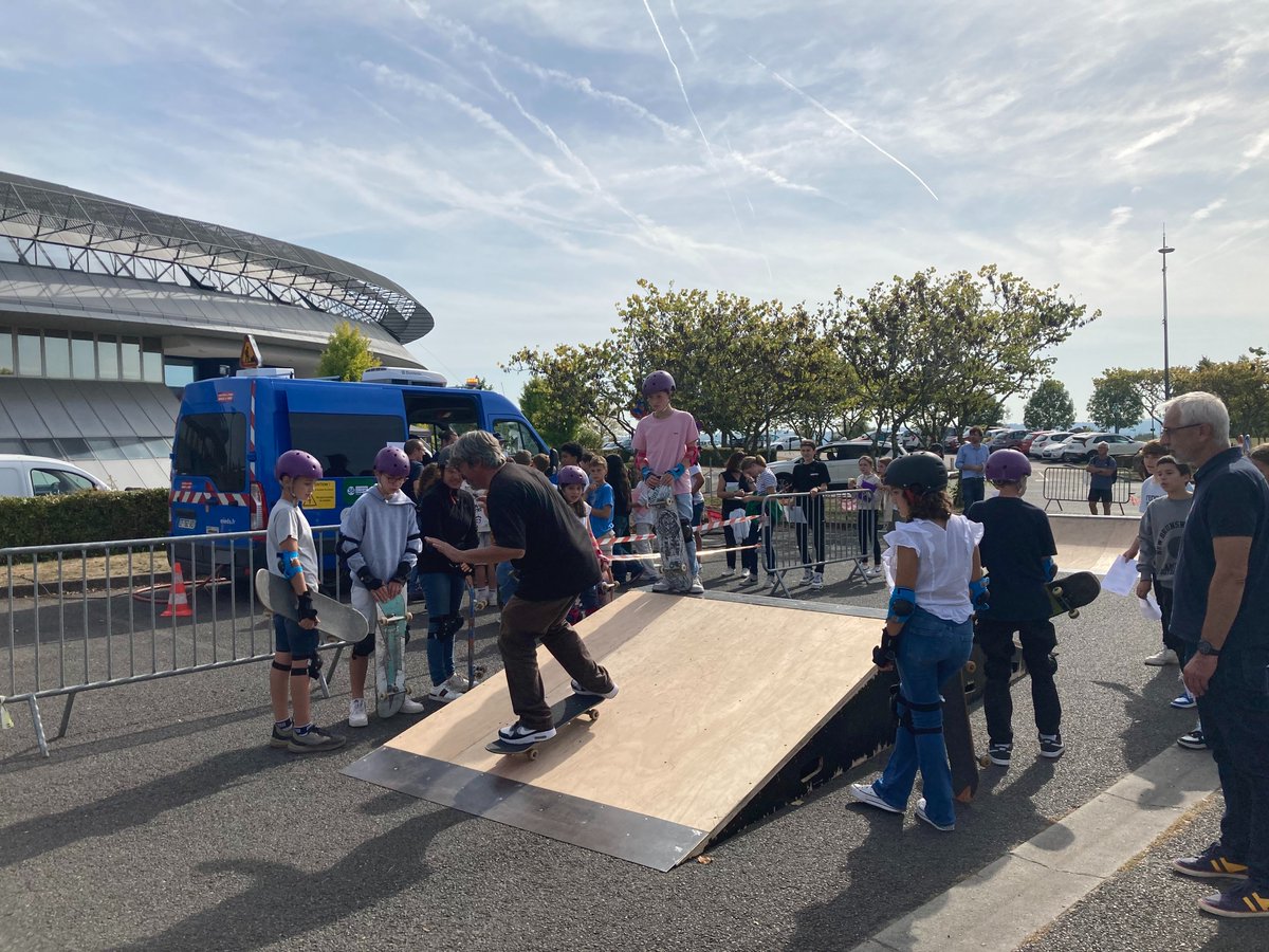 EsterTechnopole's tweet photo. [EN DIRECT] 🔴 de la @Fetedelascience à #ESTERTechnopole #Limoges 🧪

Les élèves rencontrent des passionnés autour d'ateliers interactifs🔬

Au + près du monde de la recherche &amp; du développement technologique, c'est l'occasion de trouver sa vocation !

#FDS2023 #FetedelaScience https://t.co/ZBAAsky25F