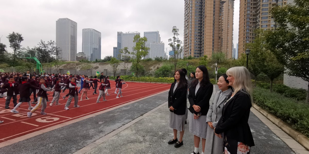 Head teacher Mrs Booth had a great time visiting Yuanyin Primary School, touring the school, meeting staff and pupils and exchanging gifts. 🇨🇳