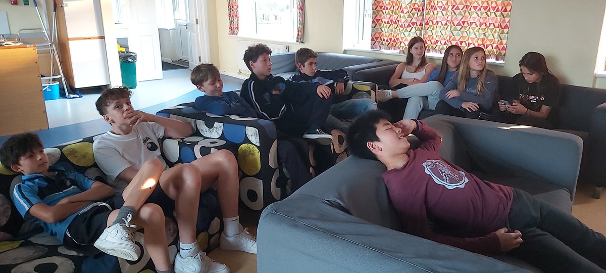 KSBMFL's tweet photo. We had such a lovely evening last Monday with the 3rd Formers when we watched the French film. The film was fun and everyone applauded at the end, it was so good! 👌 
💙🤍❤ #3rdForm #KSBSuccess #KSBFrench #KSBAcademics @KingsBruton @KSBAcademic https://t.co/QTNs5ig2xj