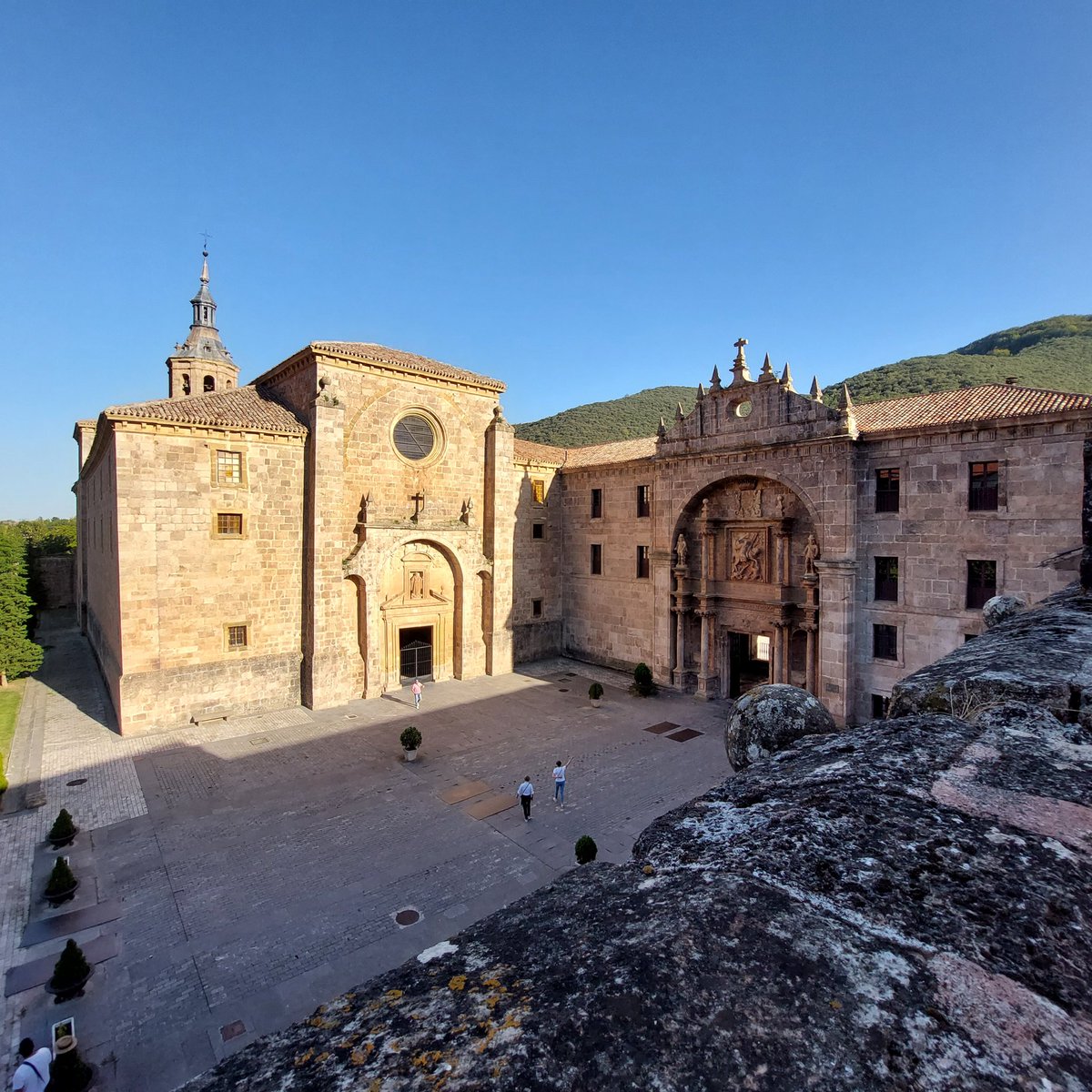 Celebrando el #DiaDeLaHispanidad en el Monasterio de Yuso, #SanMillándelaCogolla, patrimonio de la humanidad y cuna de la lengua española.
