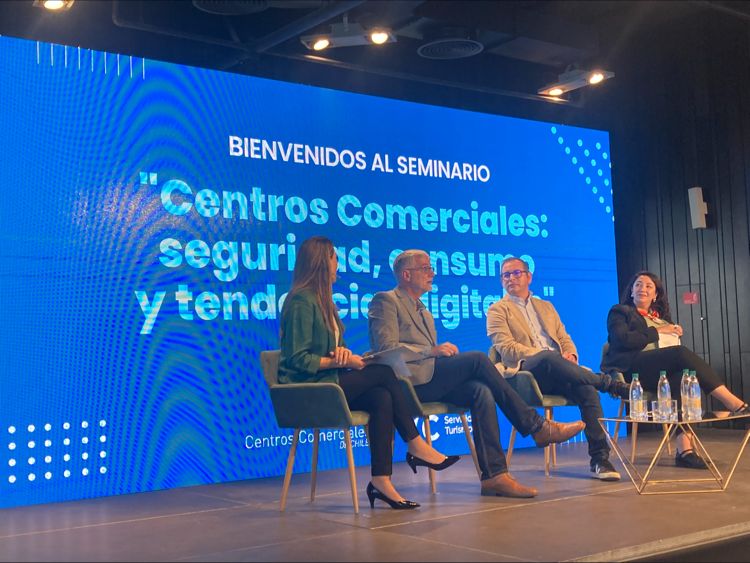 kawesqar_lab's tweet image. Ahora panel de conversación sobre el centro comercial como experiencia y sus vínculos con los distintos stakeholders a nivel online y física... ¿cómo repensamos el mall hoy? @orosnercelles conversa con @lilianadesimone y @cadaunante en seminario de @camaracentrosc