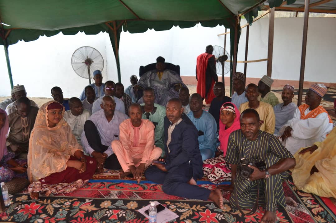 FadimatouMB's tweet photo. Les #journalistes membres du #SNJC antenne Régionale pour L'Extrême-Nord, ont effectué une visite hier au Lamidat de #Maroua. La raison de cette visite était de féliciter sa Majesté Abdoulaye Yerima Boubakary, nouveau Lamido désigné le 16 septembre 2023. @SNJC_Cameroun https://t.co/SiEyHQjANS