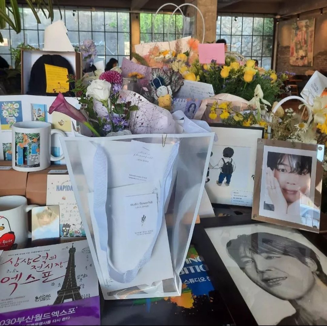 btspkwevoting's tweet photo. We're happy to announce that we've successfully completed our First Ever Jimin's Birthday Project in Korea, with the help of ARMYs contribution.🎉💜
The bouquet and card along with the names of ARMYs who contributed in this project has been sent to Jimin's Dad's cafe in Busan. https://t.co/j4Dys7Yge7