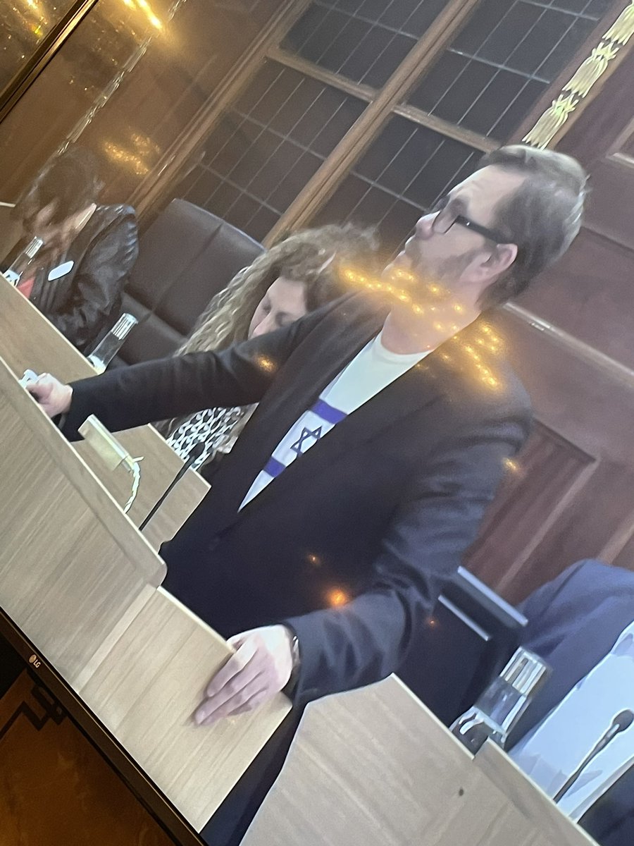 Ironin när SD uppträder med Davidsstjärnor i Göteborgs kommunfullmäktige, medan vänsterstyret säger nej till att hissa Israels flagga för att hedra offren för Hamas terror. Är det ens möjligt att tappa det mer? #Isarael #HamasISIS #gbgftw