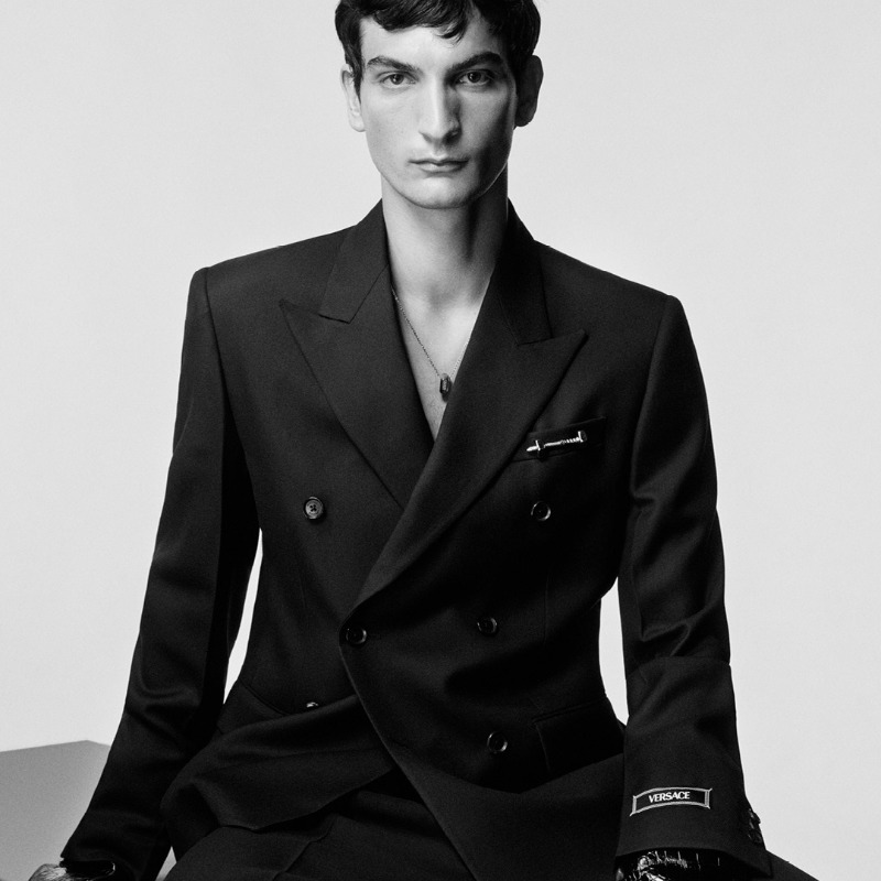 Versace's tweet photo. Acquista la nuova collezione, ora online e nelle boutique Versace.