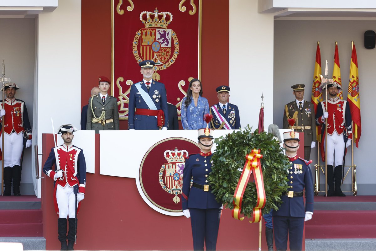 El Rey y la Princesa de Asturias, en el homenaje a los que dieron su vida por España.

#DíaDeLaFiestaNacional #DFN23

➡️ casareal.es/ES/Actividades…