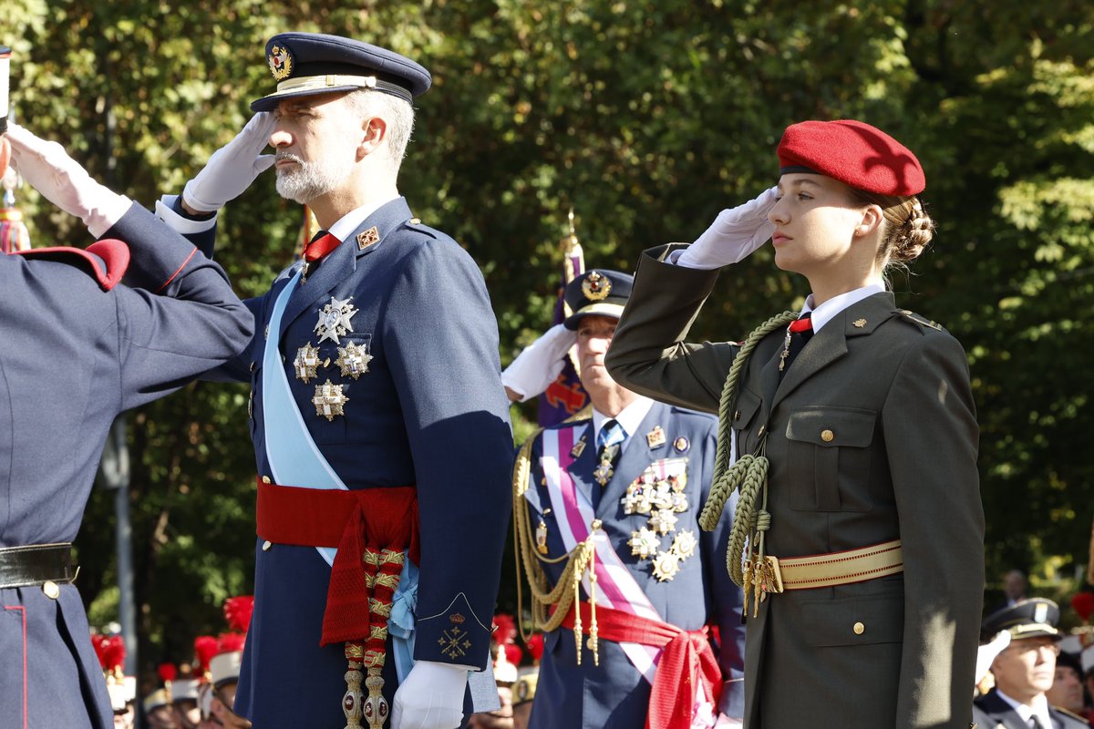 CasaReal's tweet photo. El Rey y la Princesa de Asturias, en el homenaje a los que dieron su vida por España.

#DíaDeLaFiestaNacional #DFN23

➡️ https://t.co/9615qJWjEy https://t.co/JibEGFylJx