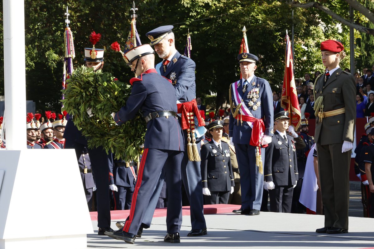 CasaReal's tweet photo. El Rey y la Princesa de Asturias, en el homenaje a los que dieron su vida por España.

#DíaDeLaFiestaNacional #DFN23

➡️ https://t.co/9615qJWjEy https://t.co/JibEGFylJx