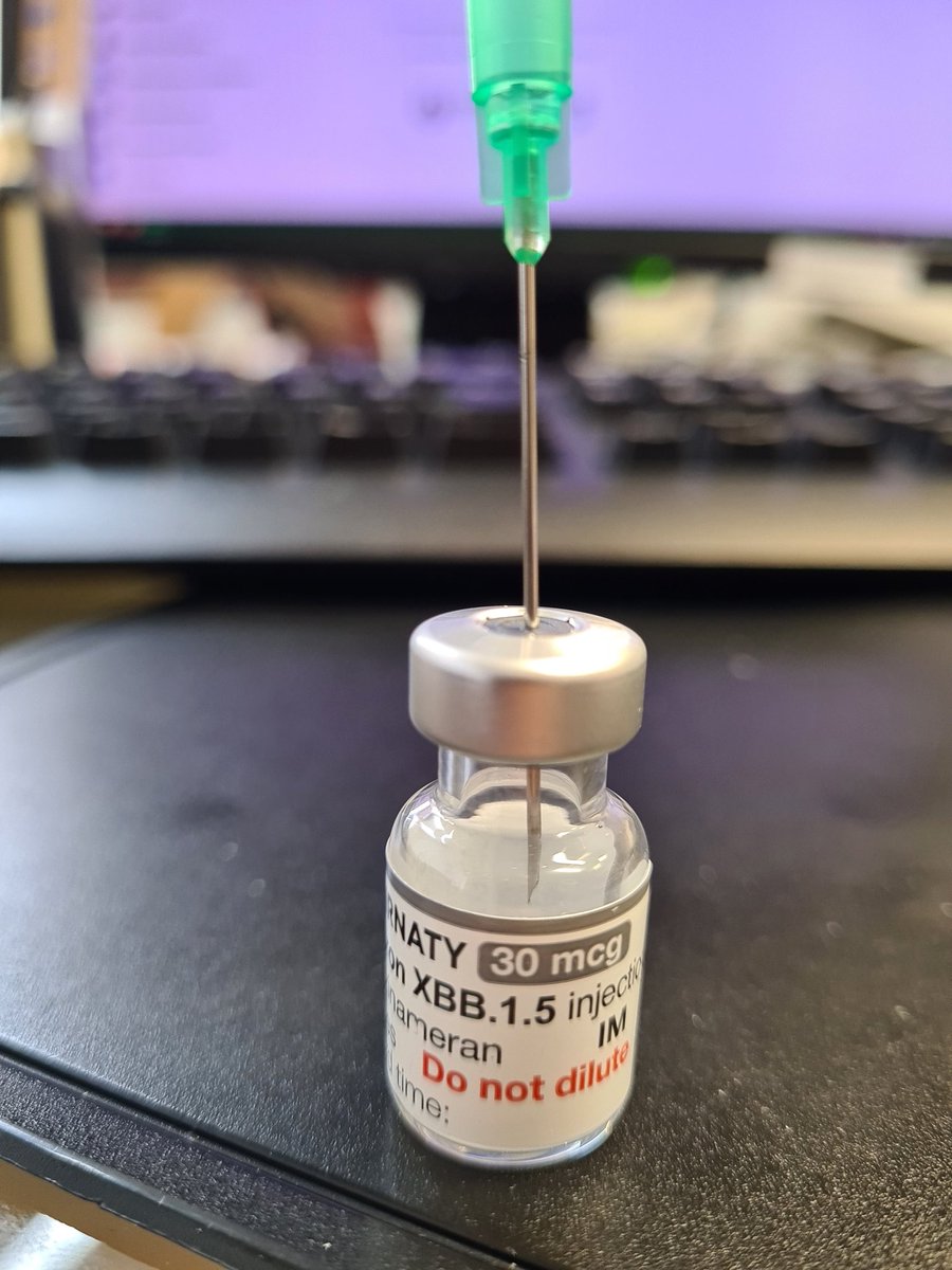 Zur Erinnerung, wir impfen nach wie vor gegen #corona ! Gerade jetzt zur Infektsaison Herbst/Winter.
Auch gerne parallel mit der Influenzaimpfung. Die Indikationen sind ähnlich.
Fragt die Ärztin/den Arzt Eures Vertrauens!
#impfluencer