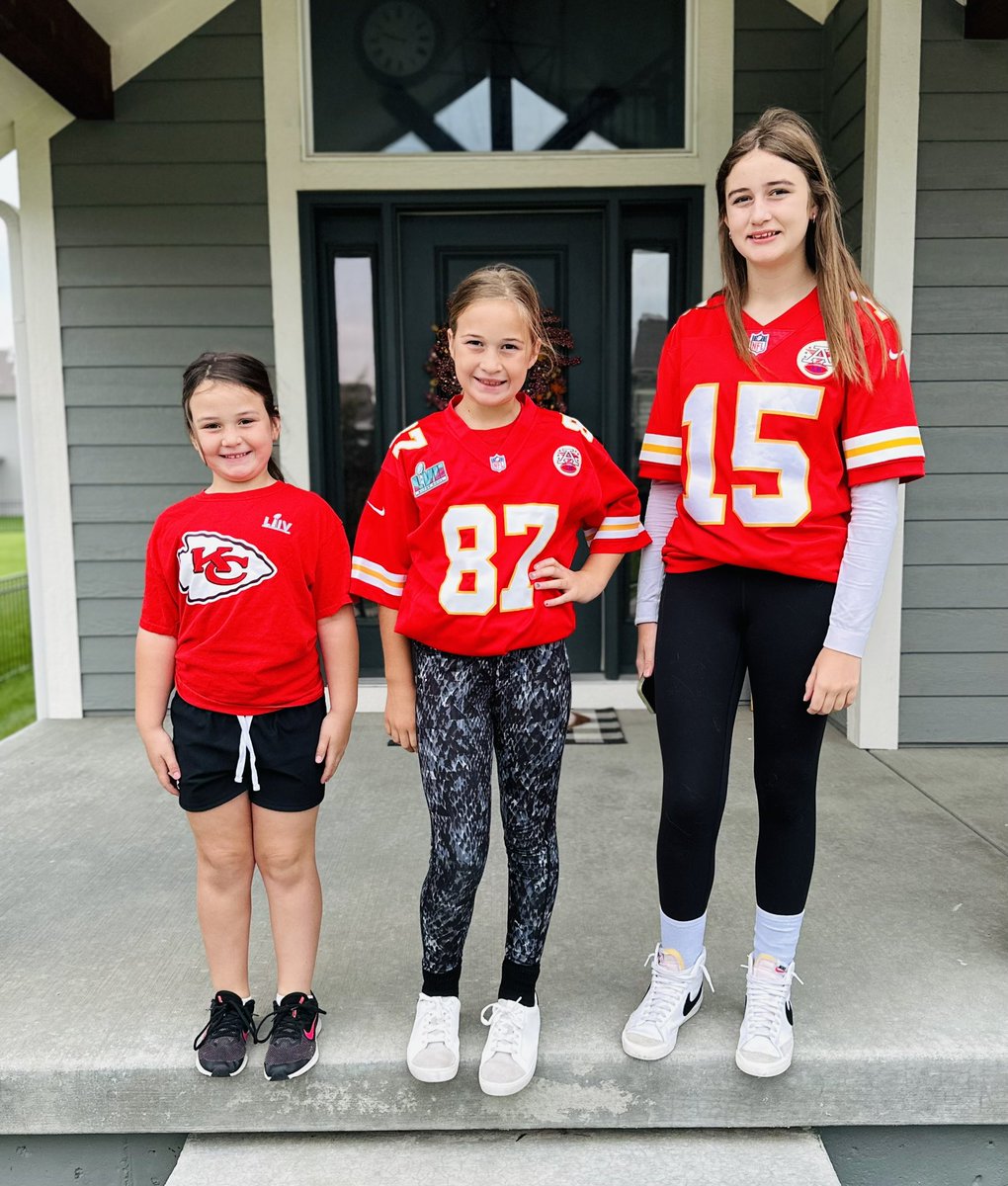 CoachHansen_'s tweet photo. Let’s ride @Chiefs !!!🤣🤣🤣 #RedThursday https://t.co/gTnPImw4vH