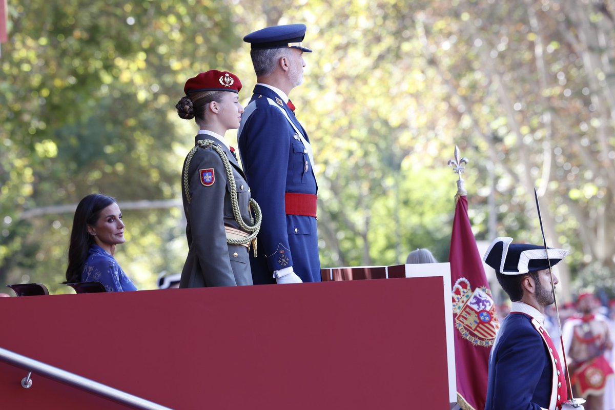 CasaReal's tweet photo. Los Reyes y la Princesa de Asturias, en el desfile militar por el #DíaDeLaFiestaNacional que, como cada #12deOctubre, pone en valor la labor de las Fuerzas Armadas y las FFCCSE.

#DFN23 

➡️ https://t.co/9615qJWjEy https://t.co/NEqX3Ubvqz