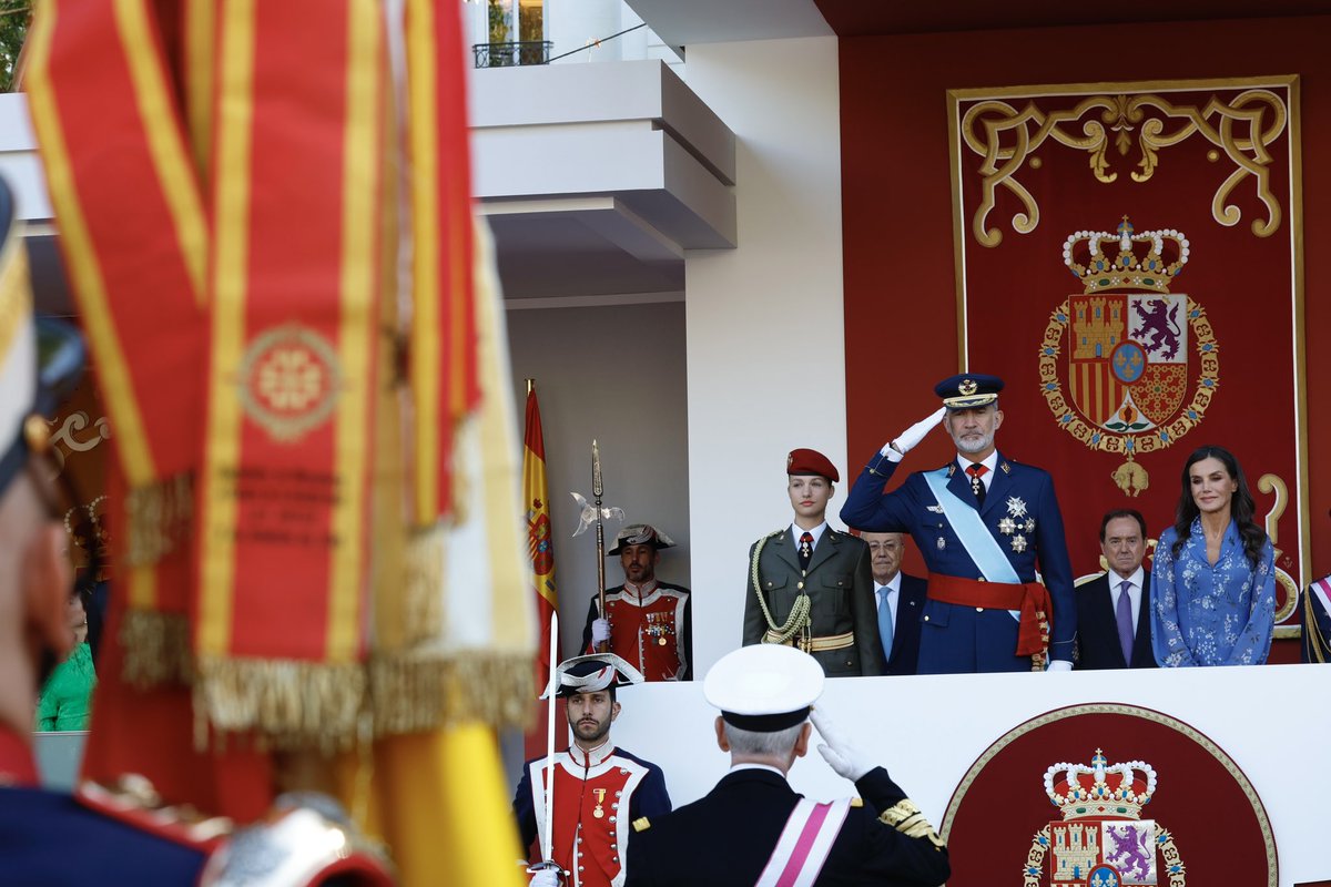 CasaReal's tweet photo. Los Reyes y la Princesa de Asturias, en el desfile militar por el #DíaDeLaFiestaNacional que, como cada #12deOctubre, pone en valor la labor de las Fuerzas Armadas y las FFCCSE.

#DFN23 

➡️ https://t.co/9615qJWjEy https://t.co/NEqX3Ubvqz