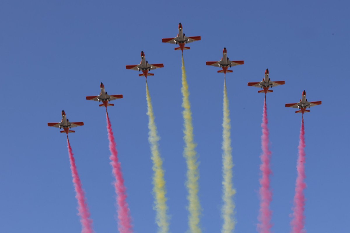 Los Reyes y la Princesa de Asturias, en el desfile militar por el #DíaDeLaFiestaNacional que, como cada #12deOctubre, pone en valor la labor de las Fuerzas Armadas y las FFCCSE.

#DFN23 

➡️ casareal.es/ES/Actividades…
