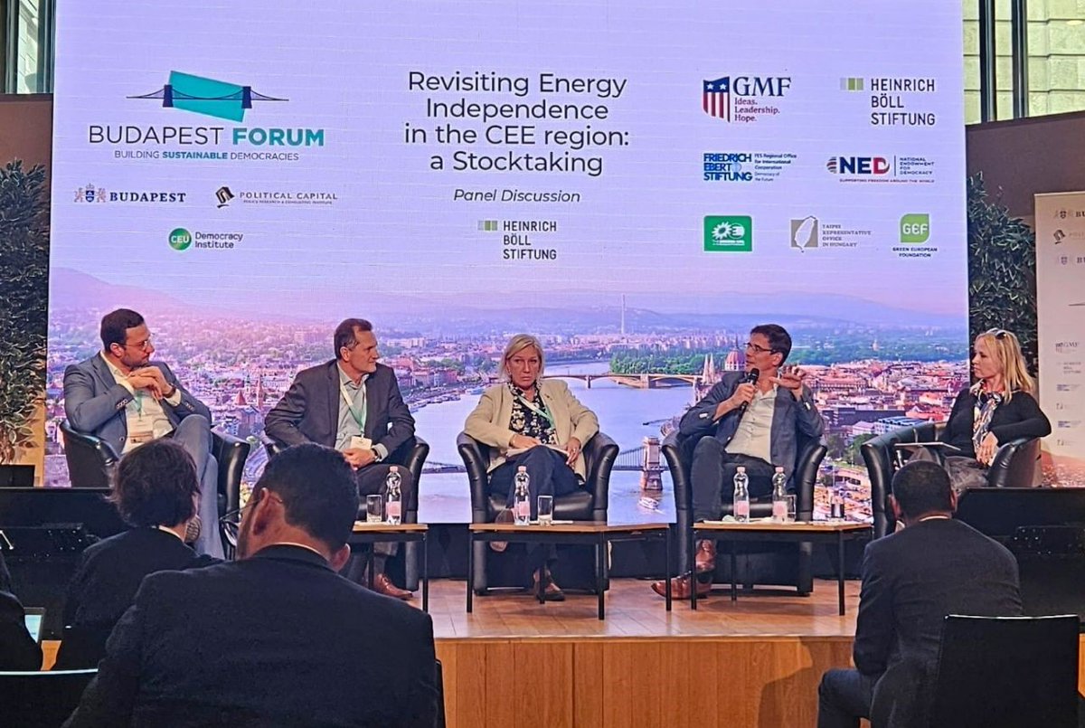 boell_prague's tweet photo. 🎙️ When we are talking about #IncreasingPrices, we should call it #fossilflation, because fossils makes our economies so dependent on the #FossilFuel prices.
🇪🇺#EU needs a long-term program to reduce our fossil fuel consumption and replace them with renewables. Said @BasEickhout https://t.co/wqI8XD2Lva
