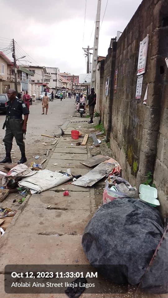 tokunbo_wahab's tweet photo. Special Operation Team from @LAGESCOfficial (KAI) this morning dislodged street traders and dismantled containers at Adegbeyemi Street and Afolabi Aina street behind old Alade Market, Ikeja. 

#ZeroToleranceToStreetTrading
#CleanerLagos https://t.co/YMsyiX9SOV