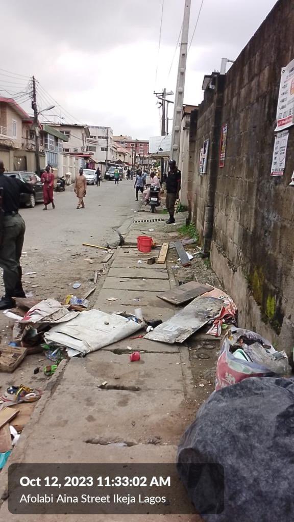 tokunbo_wahab's tweet photo. Special Operation Team from @LAGESCOfficial (KAI) this morning dislodged street traders and dismantled containers at Adegbeyemi Street and Afolabi Aina street behind old Alade Market, Ikeja. 

#ZeroToleranceToStreetTrading
#CleanerLagos https://t.co/YMsyiX9SOV