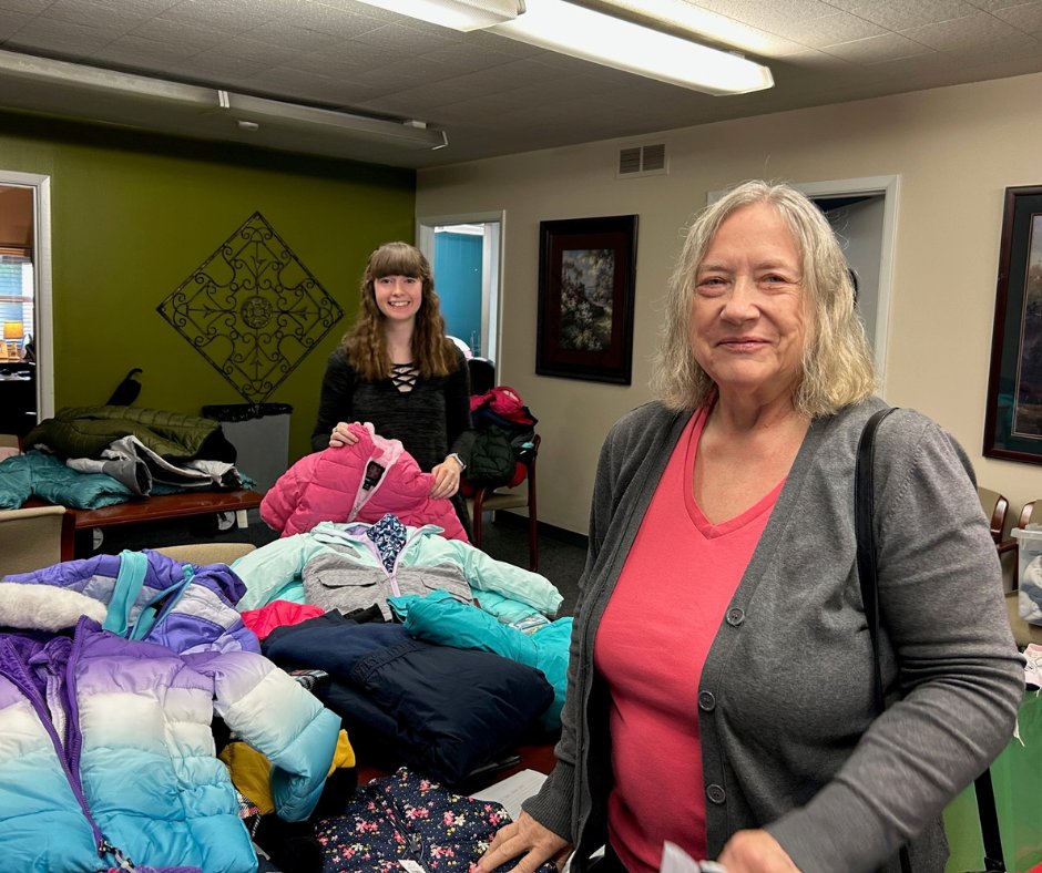 FamilyAdvct's tweet photo. Last week, our amazing CASA Team dedicated their Friday morning to delivering essential cold weather items to the families we're privileged to serve. ❄️💙

#FamilyAdvocatesBoise #SafeKids #StrongFamilies #BraveVolunteers https://t.co/qPYam4ytXi