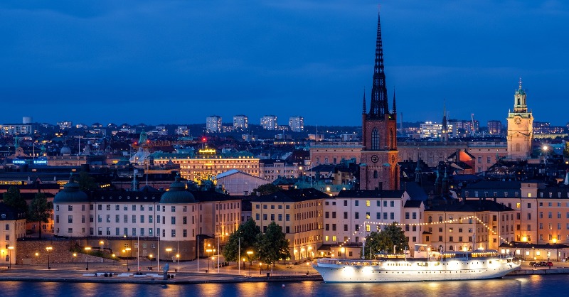 EU_Commission's tweet photo. 10 EU cities won the Label of the EU Mission for Climate-Neutral and Smart Cities:

🇷🇴Cluj-Napoca
🇦🇹Klagenfurt
🇩🇪Mannheim
🇩🇰Sønderborg
🇸🇪Stockholm
🇪🇸Madrid, Valencia, Valladolid, Vitoria-Gasteiz, Zaragoza

It acknowledges their commitment towards climate neutrality. #EUGreenDeal
