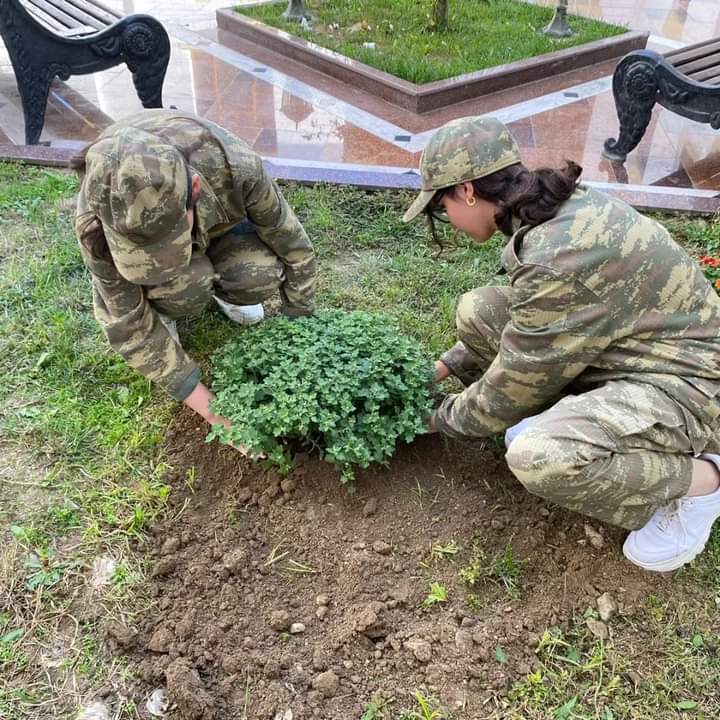 MerdekanMS's tweet photo. 27 sentyabr 2023-cü il tarixində Mərdəkan Mədəniyyət Sarayının kollektivi Azərbaycanın ərazi bütövlüyü uğrunda canından keçmiş Şəhidlərin əziz xatirəsini bir dəqiqəlik sükutla yad etdi.

Daha sonra Şəhidlərimizin xatirəsi üçün sarayın həyətyani sahəsində  gül kolları əkildi. https://t.co/KGsUvbpPT4