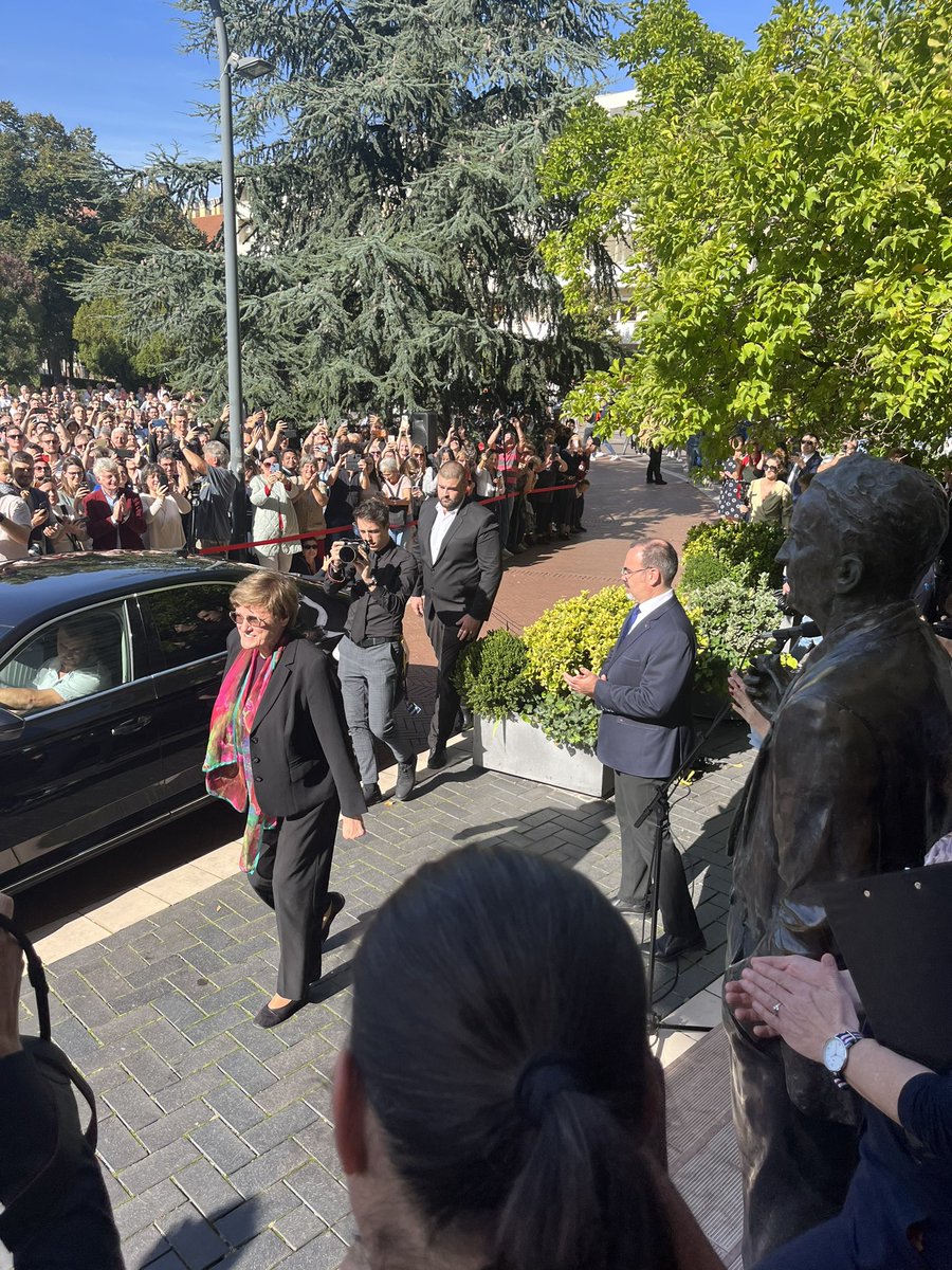 Uni_Szeged's tweet photo. Nobel Prize Winner, Professor Katalin Karikó arrived to the University of Szeged today 🤩

#KatalinKarikó #NobelPrize #Hungary #Szeged #UniversityofSzeged #szteinternation #studyinszeged https://t.co/zggR19ZUaH