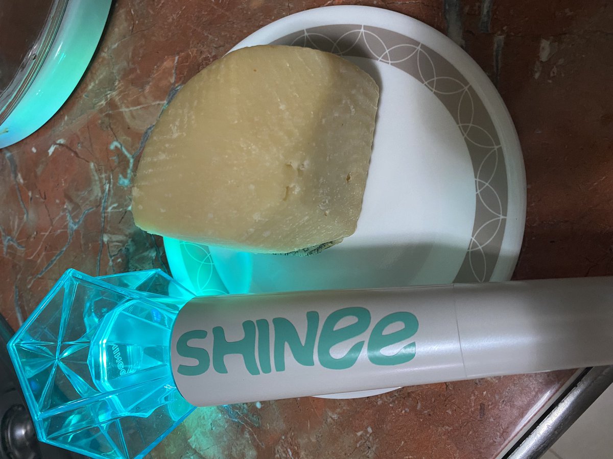 WTFKEY's tweet photo. @PH_shawols @TheMallofAsia @OctoArtsEnt 6. SHINee Lightstick beside a Cheese 

@PH_shawols @TheMallofAsia @OctoArtsEnt #KMAGICLIVEinMNL #KMAGICLIVEinMNL_TAEMIN https://t.co/oCRqJllQdC