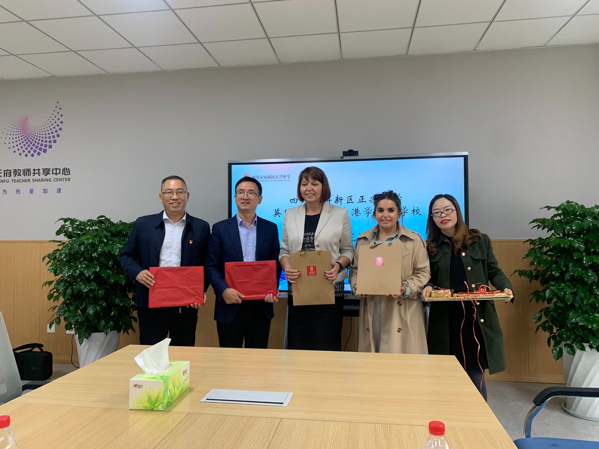 Principal Ms Dixon had a great time visiting ZhengXing Middle School, touring the school, meeting staff and pupils and exchanging gifts 🇨🇳