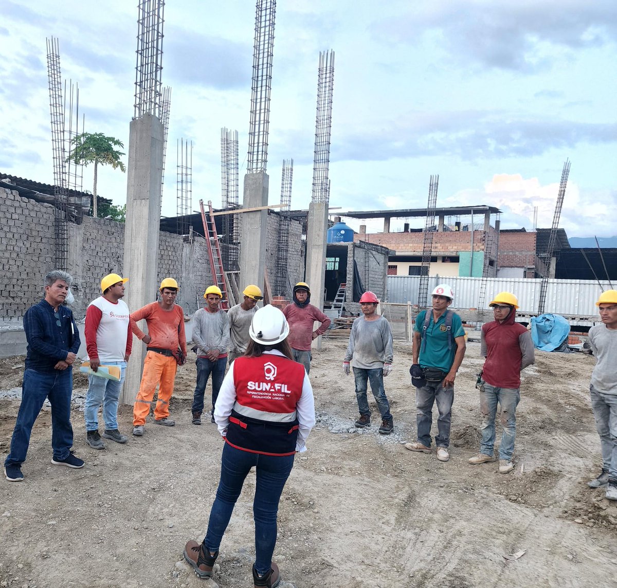 SunafilPeru's tweet photo. 📍En #Amazonas, realizamos un operativo de fiscalización en #SST, junto con un representante del Sindicato de Construcción Civil de #Utcubamba. También brindamos orientación sobre equipos de protección personal. ¡Trabajo en equipo por un entorno laboral más seguro! 💪👷♂️🌴 https://t.co/mgEKu9PLu4