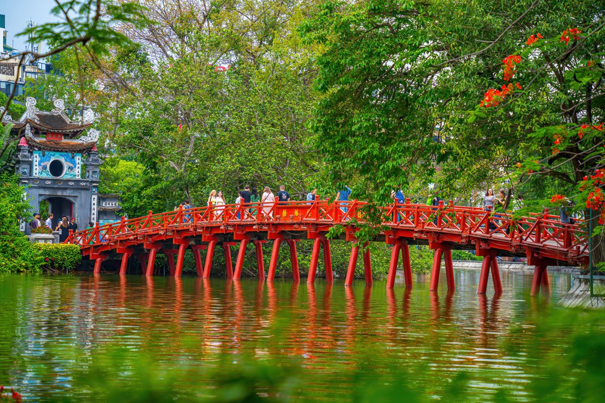 SITATours's tweet photo. Discover the timeless allure of Hanoi! Unveil the secrets of the Old Quarter's bustling streets, visit the Hoan Kiem Lake, and immerse yourself in the city's rich history and culture. Explore Hanoi with SITA!

For more information, visit the link in our bio. https://t.co/Hd27qhDnGG