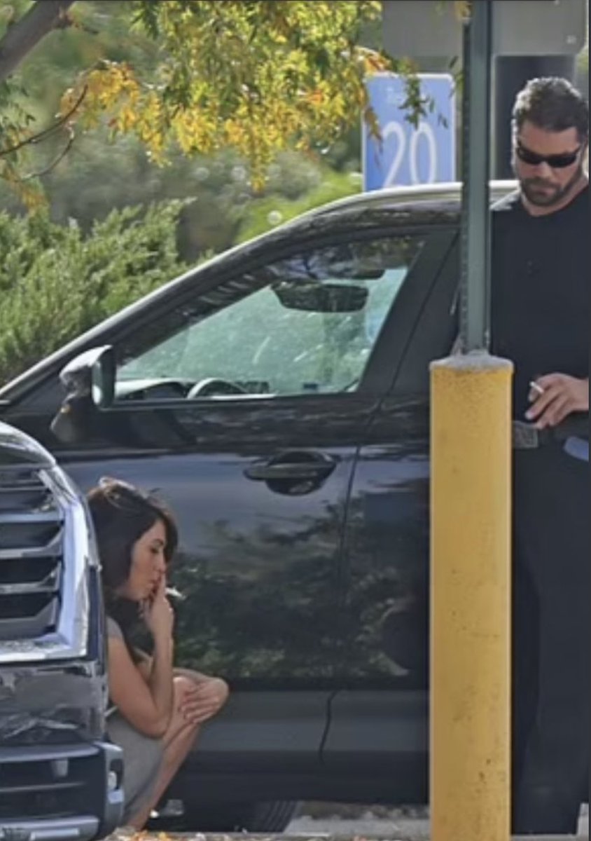 The recently divorced couple stopped in a Walmart parking lot so Lauren could shit and grab a smoke!