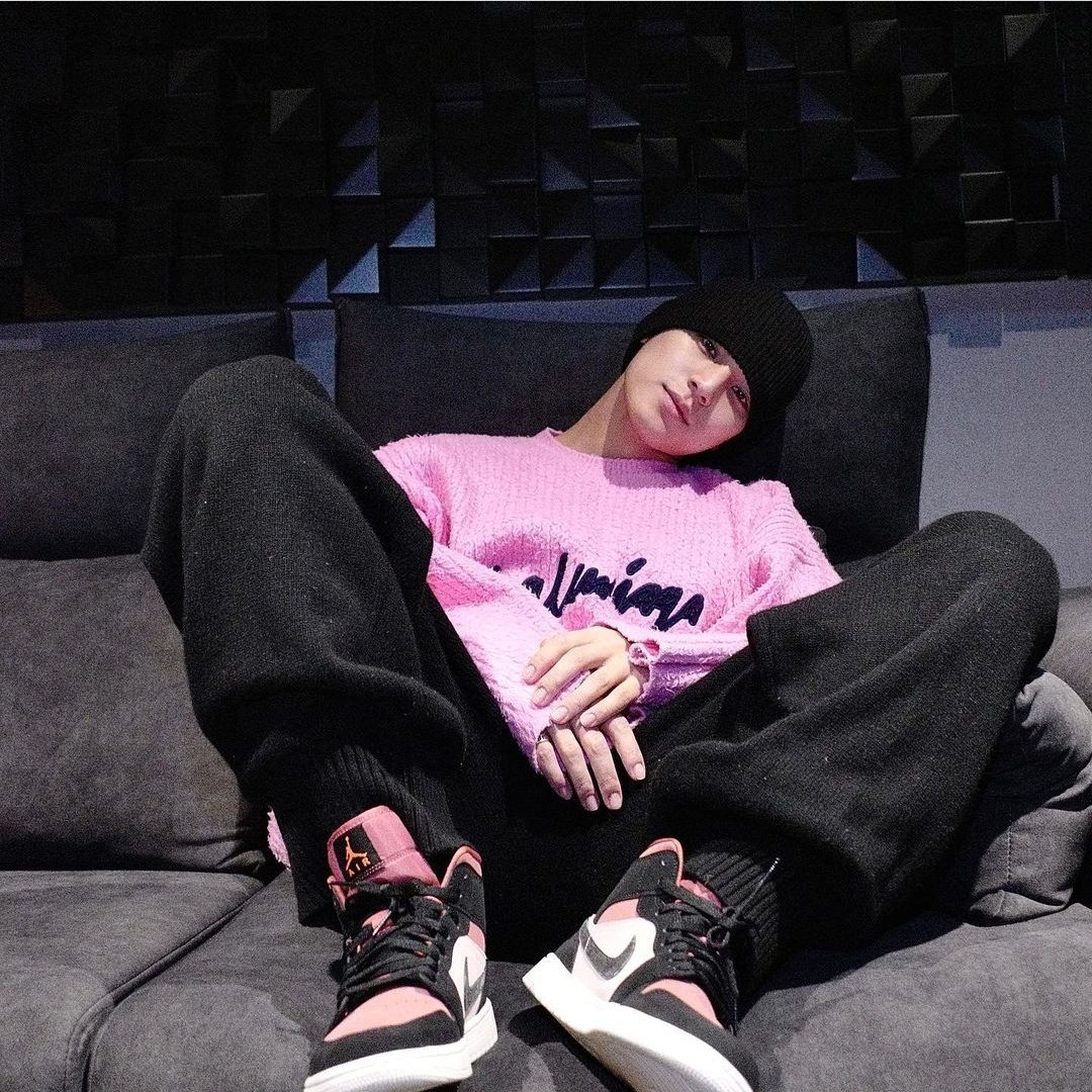 minegyu_'s tweet photo. mingyu manspreading 👍 https://t.co/rvBgnsE8Y2