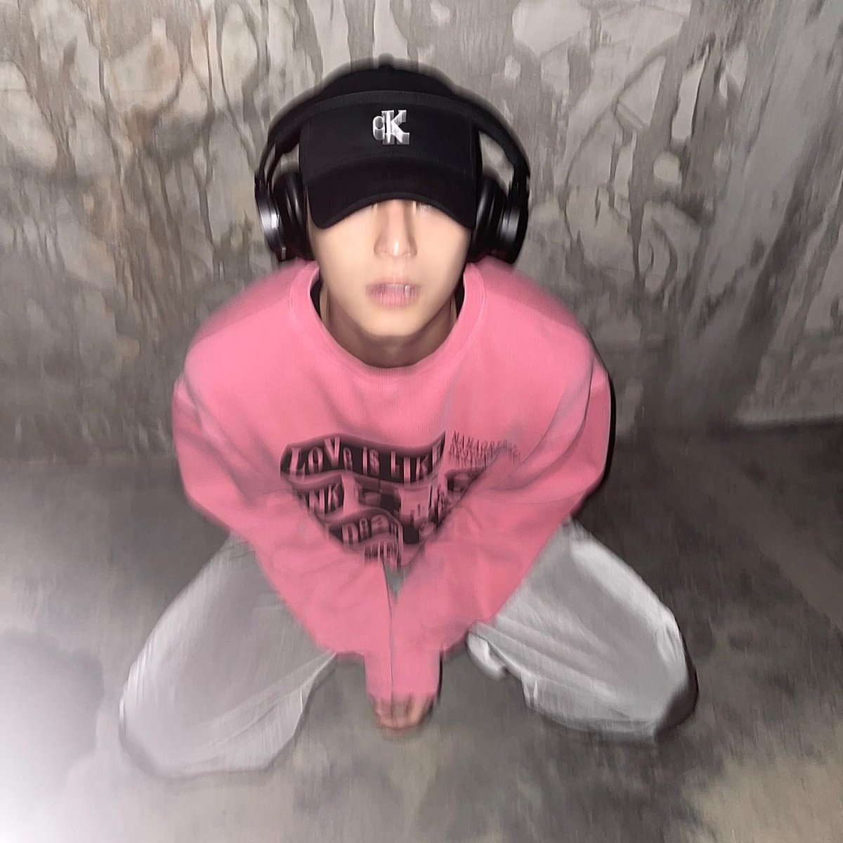 mingyu manspreading 👍